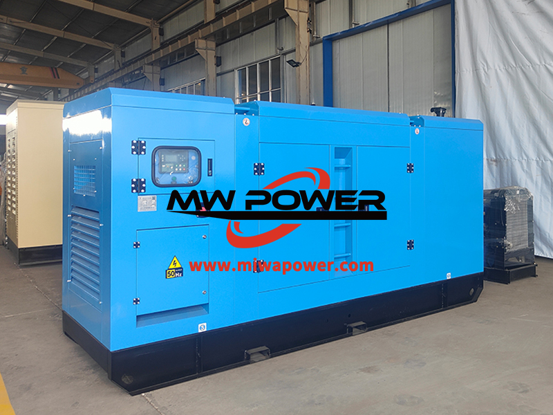 Generador Cummins de 300 kW instalado en un estacionamiento inteligente