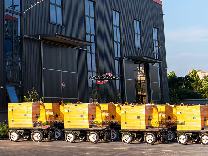 Camiones bomba de control de inundaciones listos para enviar